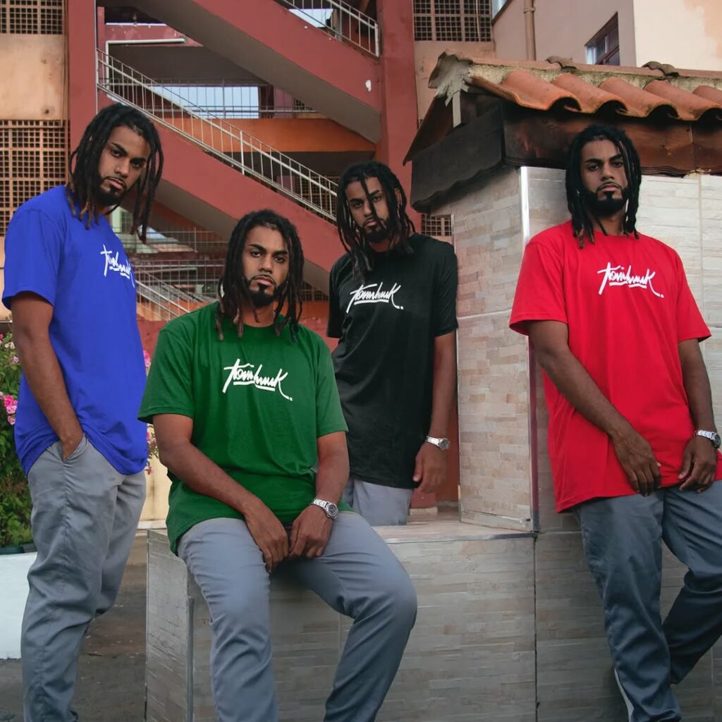 Além de estilista, Otávio também é modelo e divulga a própria grife Tomahawk Fit 