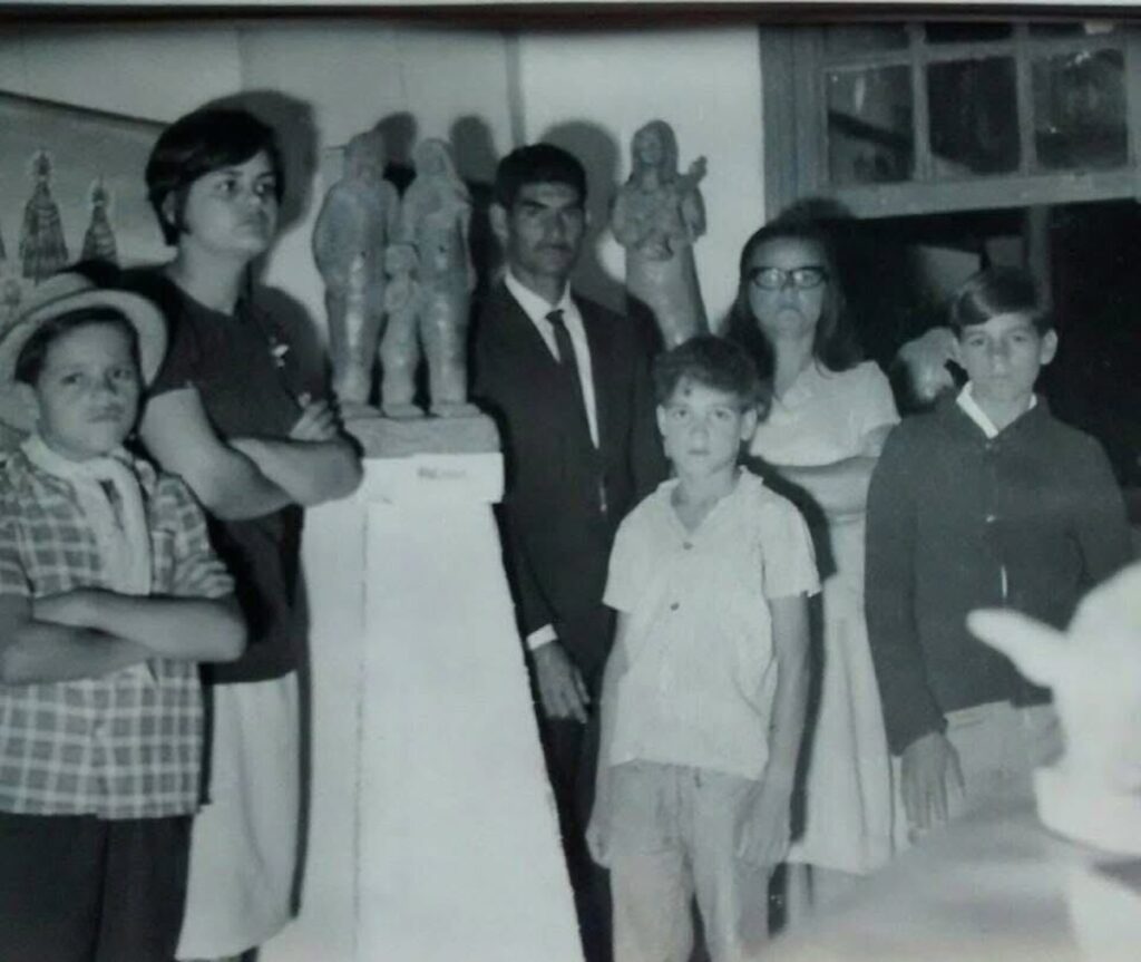 Família Gonzaga durante o 4º Salão de Artes de Embu, em 1967. Da esquerda para a direita: Luiz Carlos Gonzaga, Tônia do Embu, José Rosa Gonzaga, Elias Rosa Gonzaga, Alexandrina Rosa Gonzaga e Antônio Rosa Gonzaga