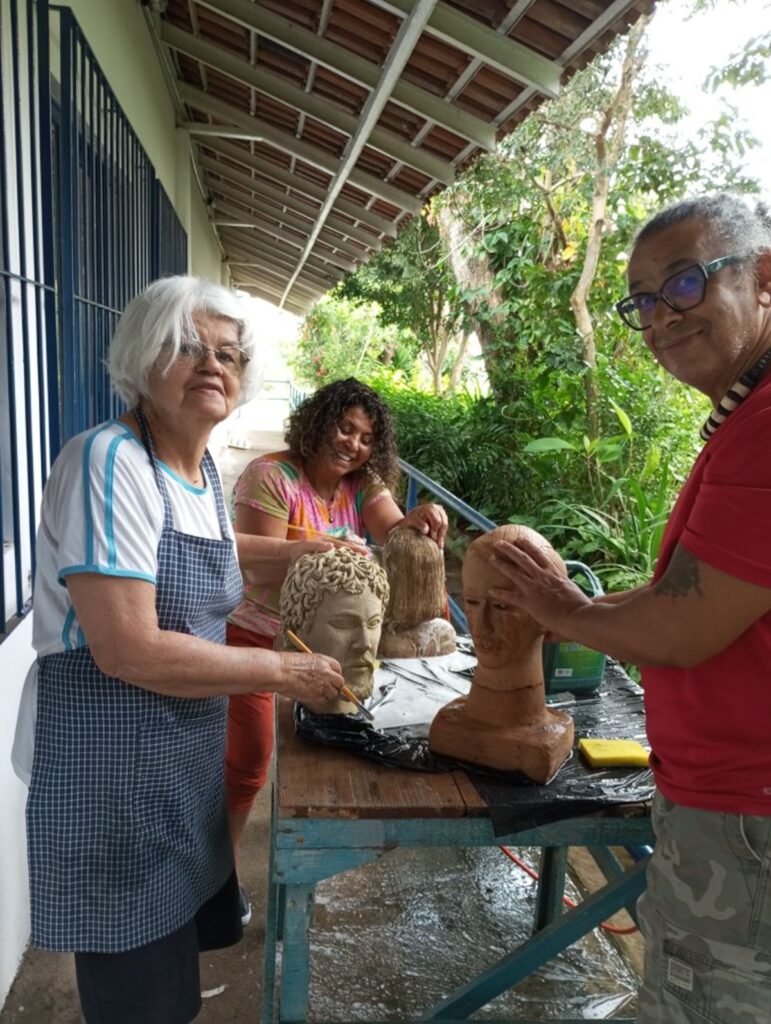 A artista com Rosane Medeiros e Irael Luziano em processo de restauração das obras de Sakai, no início deste ano