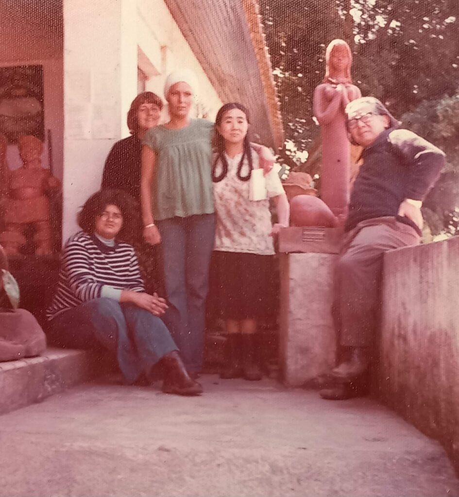Tônia e Mestre Sakai em frente ao seu ateliê nos anos 70
