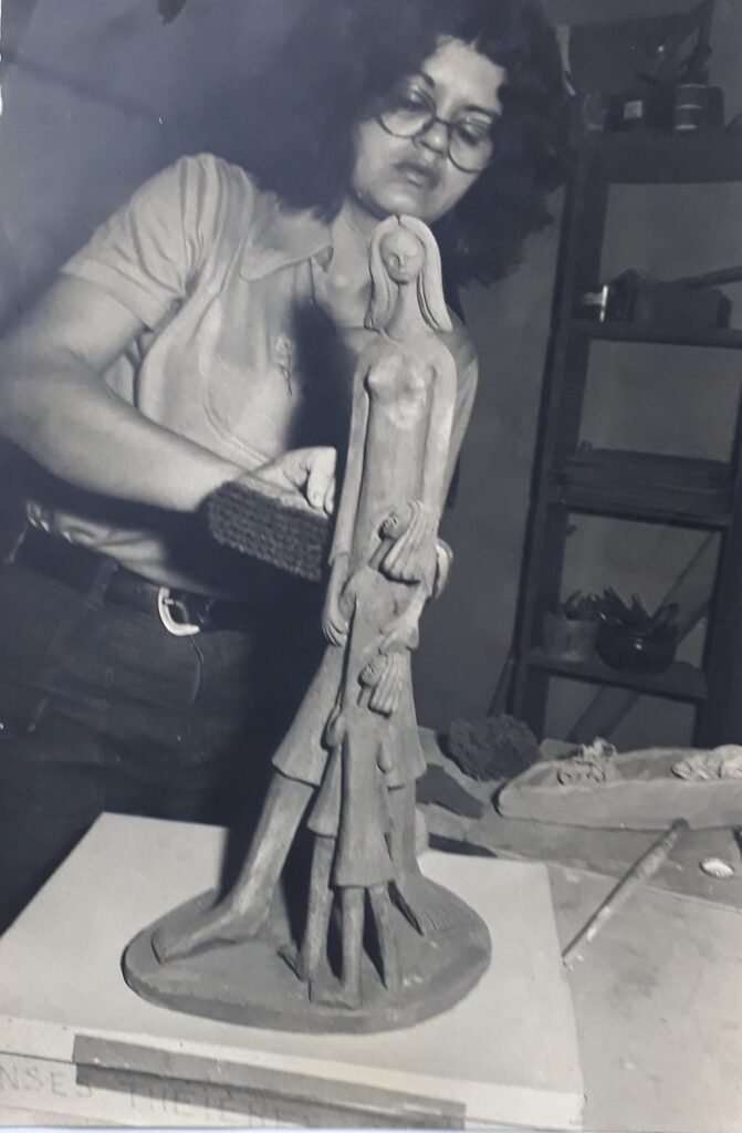 Atelier de L' Herbe  Rouge que a artista finaliza a obra, em Paris 1976