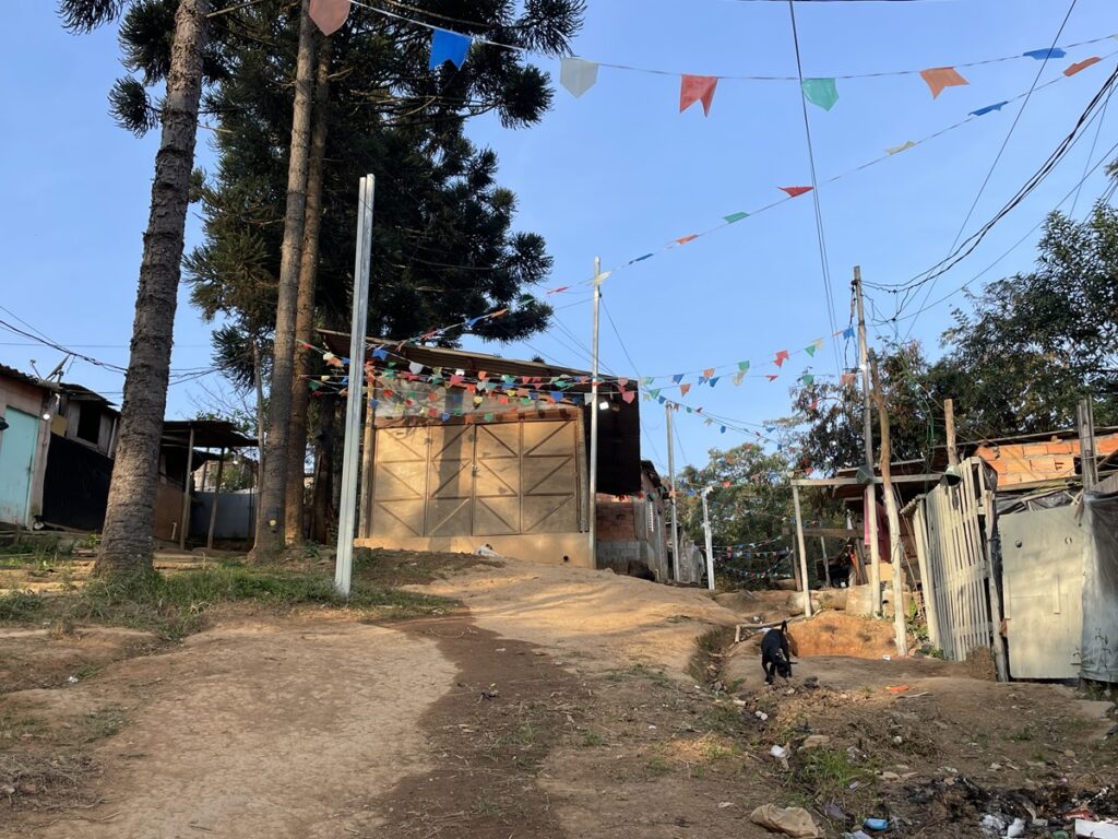 Galpão construído pelos alunos da FAU-USP (Faculdade de Arquitetura e Urbanismo) é utilizado para os moradores realizarem atividades de carpintaria e engenharia