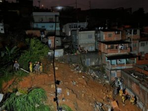 A defesa civil com trabalho de buscas durantes as enchentes de Franco da Rocha