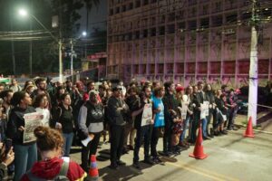 Manifestantes protestam em frente o prédio abandonado