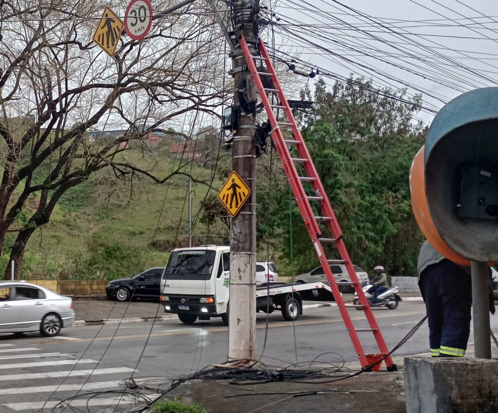 Técnicos realizam manutenção na fiação elétrica de um poste