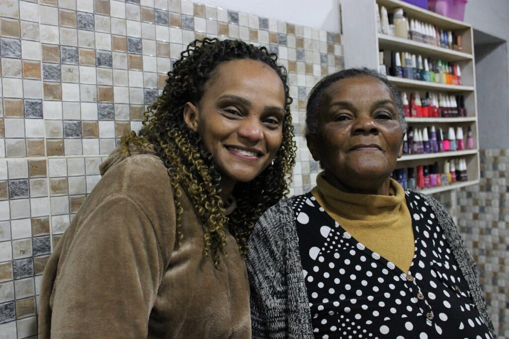 Josefa e a filha Raquel, no salão que abriu nos anos 2000