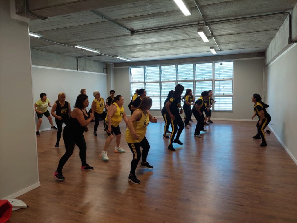 Aula de dança para pessoas da terceira idade do projeto Afromix