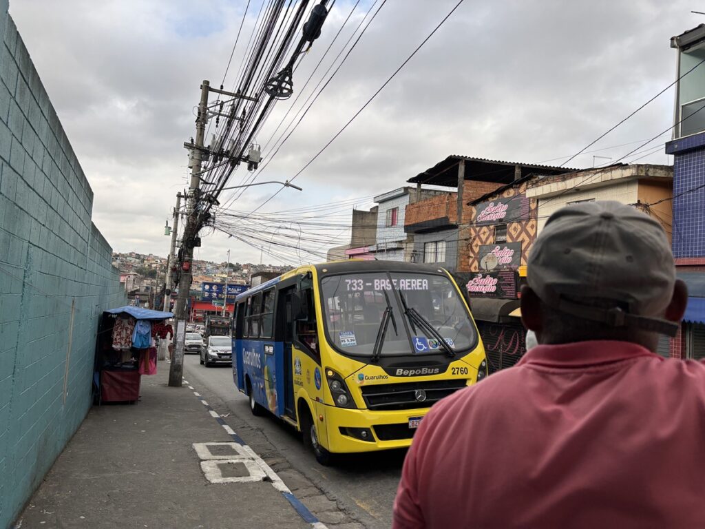 Os micro-ônibus municipais também estão com envelopamento novo