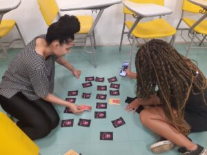 Estudantes com o jogo da memória em sala de aula