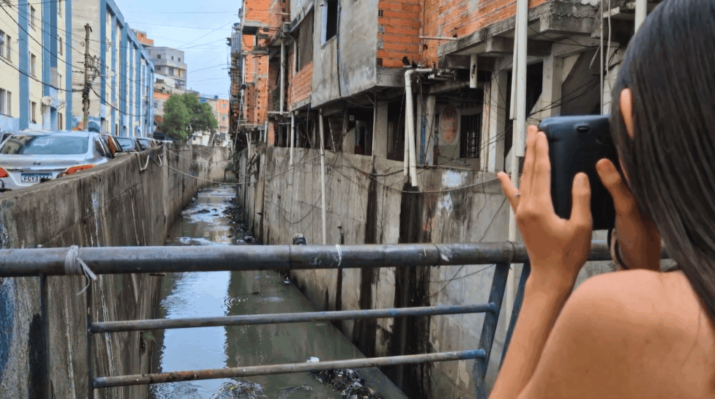 O Córrego Sacomã é um dos incômodos de Ravena no local onde mora, devido ao lixo e mau cheiro