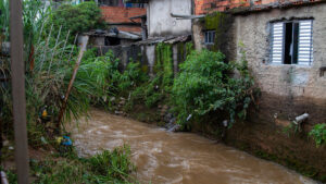 O que são eventos climáticos extremos e como eles afetam as periferias?