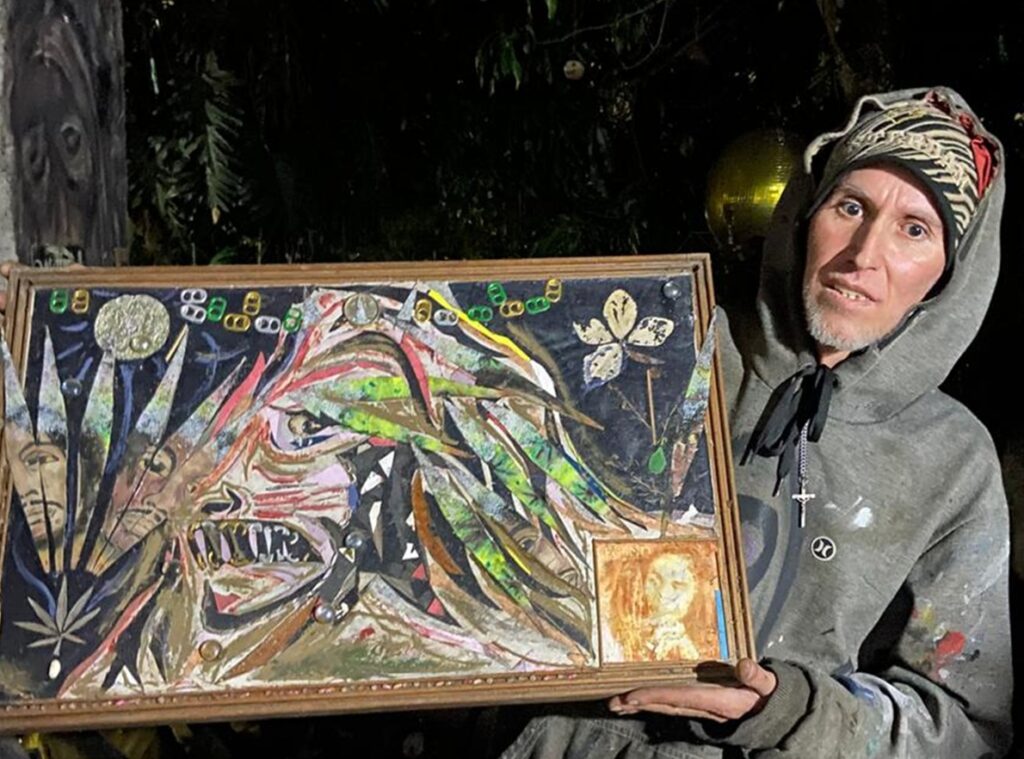 Luciano transforma os lixos que encontra nas ruas do Grajaú em arte