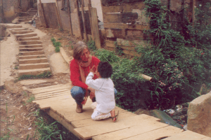 Conheça Ute Craemer, pedagoga alemã ajudou a mudar a história de crianças da favela Monte Azul