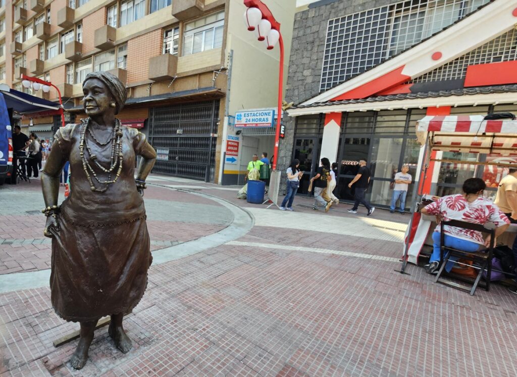 Estátua de Deolinda Madre, conhecida como a Madrinha Eunice foi fundadora da Escola de Samba Lavapés. Ela está instalada no bairro da Liberdade