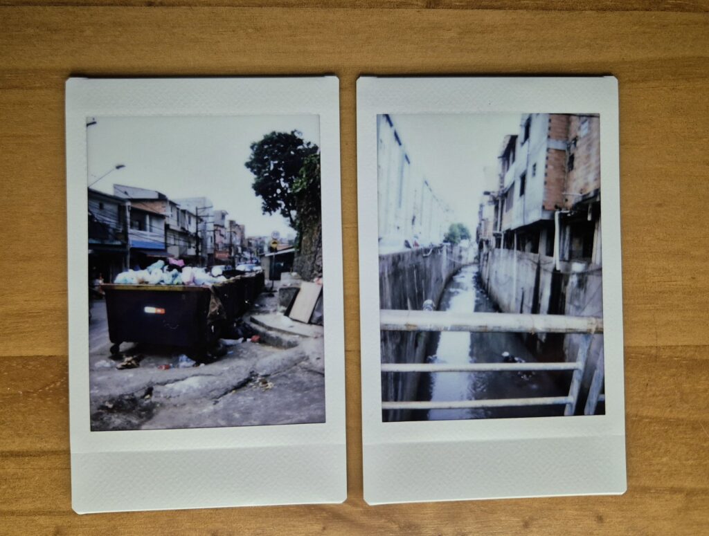 Lixo pela rua e esgoto a céu aberto pelos olhos de Ravena