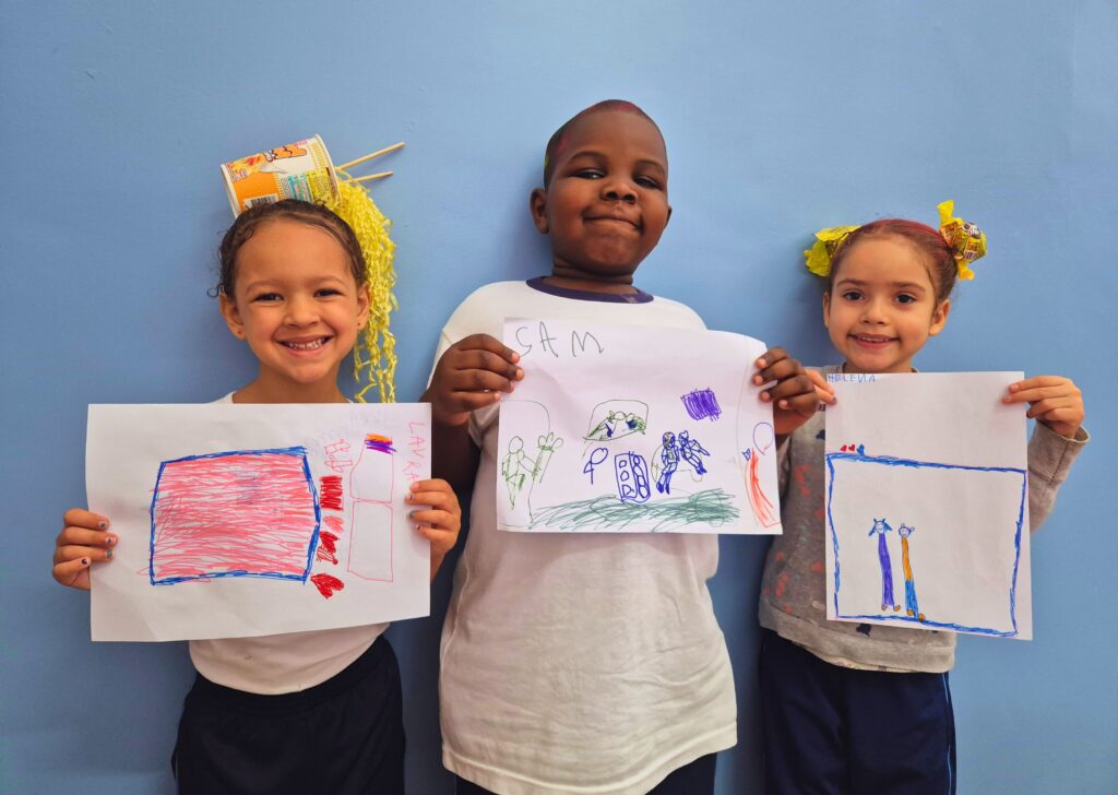 Da esquerda para direita, Laura, Sam e Helena, alunos do CEI Minervino, em Heliópolis