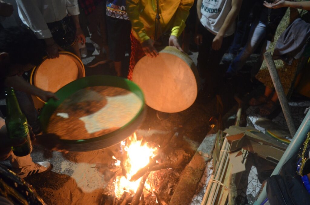 Fogueira para aquecer o couro do pandeirão durante a festa
