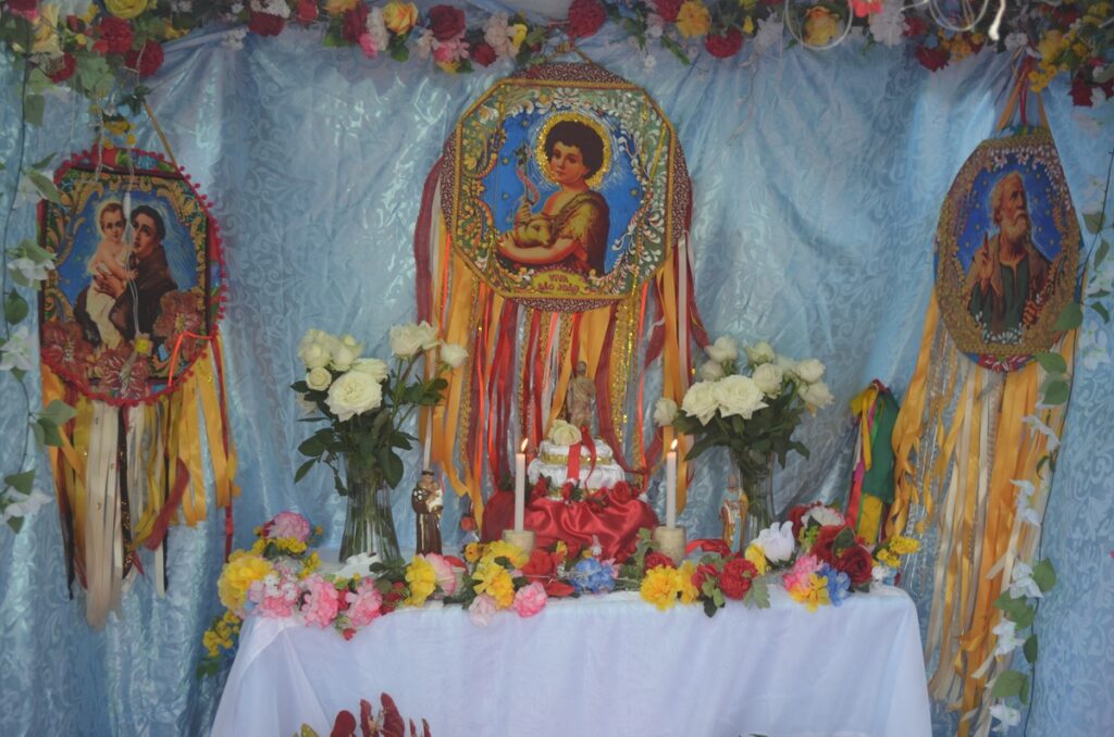Altar para São Pedro, São João (ao centro), São Marçal 