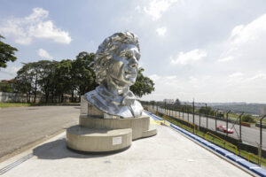 Busto com a imagem do piloto brasileiro Ayrton Senna