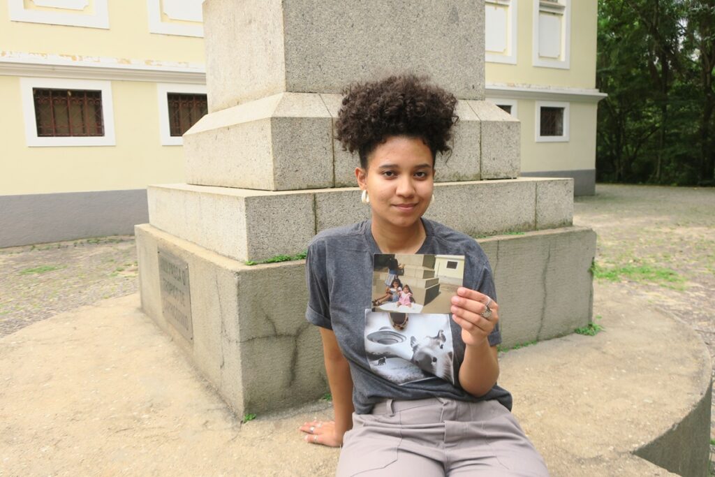 Maira com a foto de infância revivendo memórias