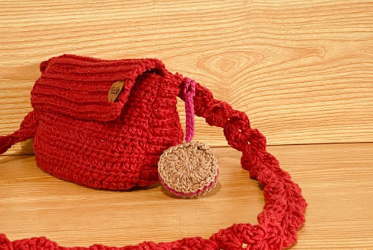 Bolsas de crochê são confeccionadas e vendidas no Ateliê