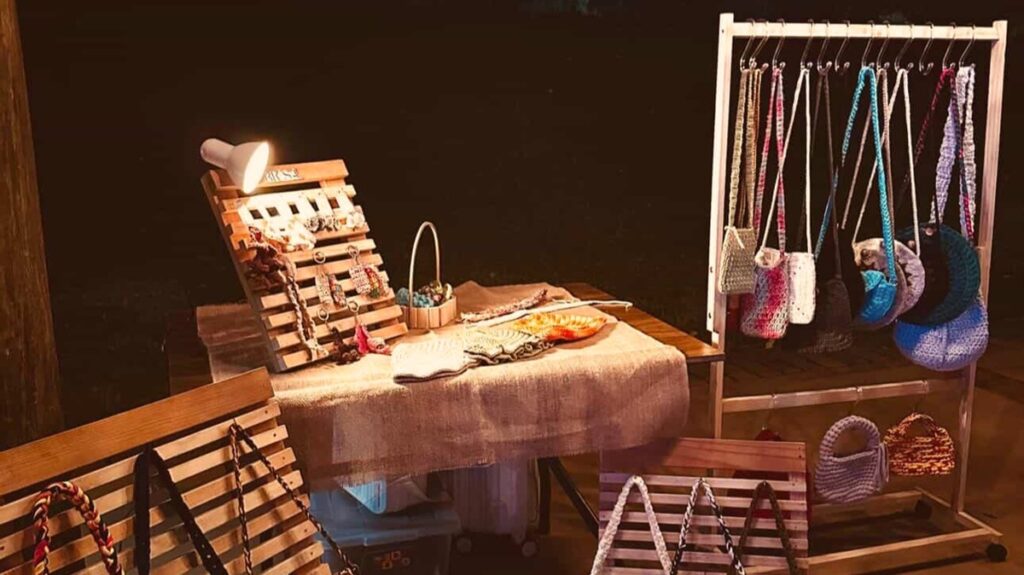 As bolsas de várias cores e acessórios de crochê