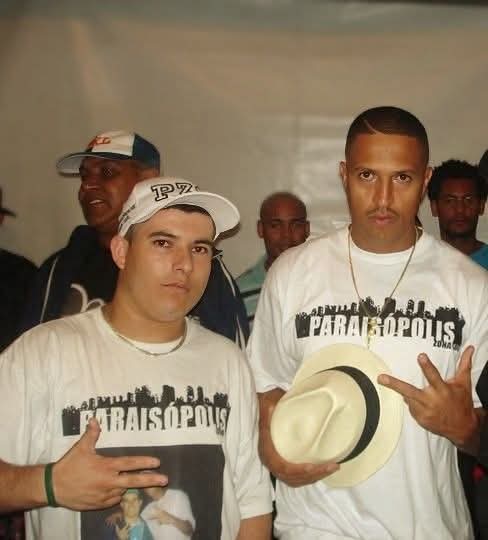Líder comunitário junto com o Mano Brown em um show em Paraisópolis no ano de 2008