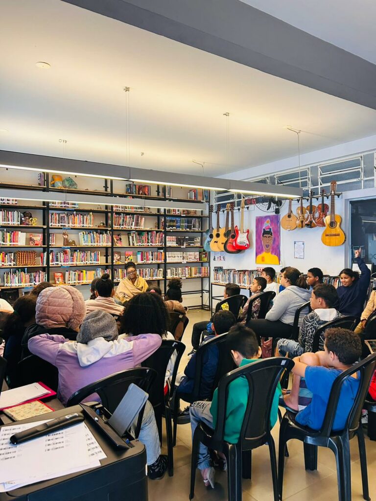 Roda de leitura realizada no Galpão ZL