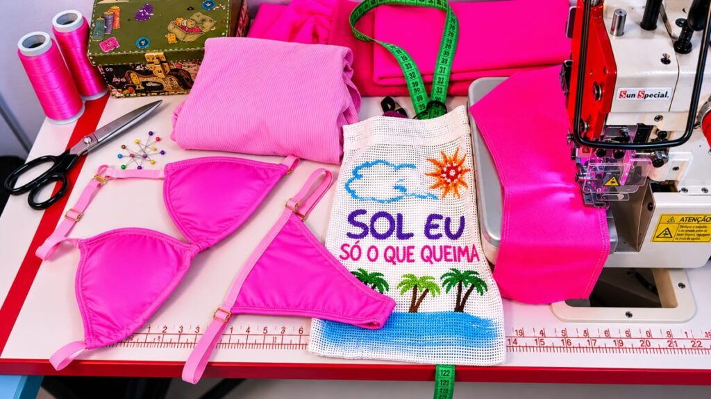 A empreendedora costurando um biquíni