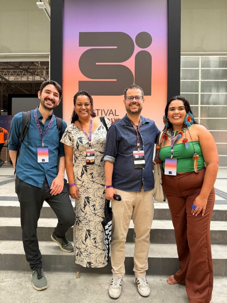 Cíntia Gomes mediou debate com Mattia Peretti (News Alchemists), Juliana Lourenço (Abrinjor) e Rodrigo Ortega (g1) durante o Festival 3i